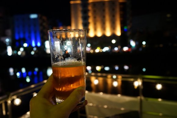 中洲の夜景と共に！最大40種のクラフトビールを味わう福岡の隠れ家店