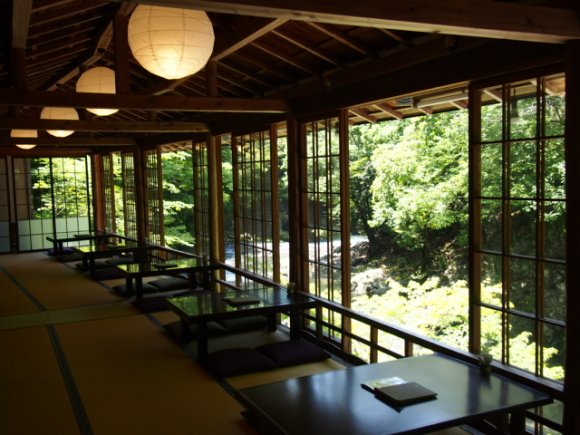 のれんの向こうは別世界！夏の京都で訪れたい癒し空間で名物「瓦そば」を