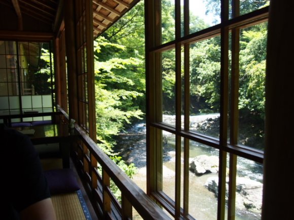 のれんの向こうは別世界！夏の京都で訪れたい癒し空間で名物「瓦そば」を