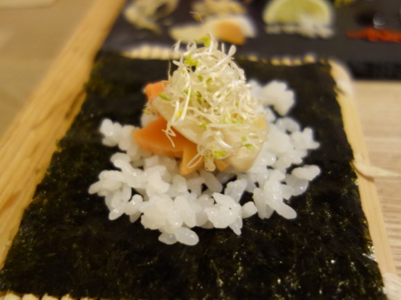 並んででも食べたい！京都で超人気の美しすぎる「手織り寿司」@アウーム