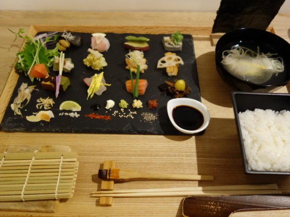 並んででも食べたい！京都で超人気の美しすぎる「手織り寿司」@アウーム