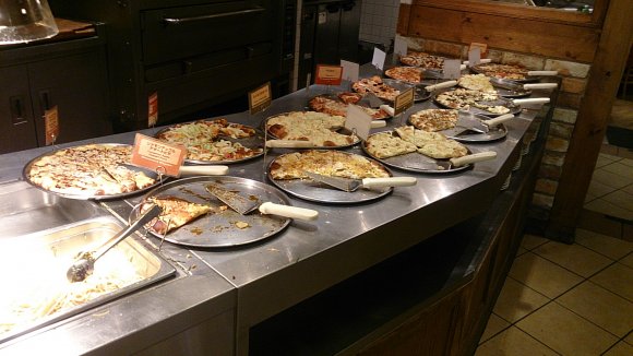 25種類のピザが食べ放題！超定番アメリカンピザバイキング