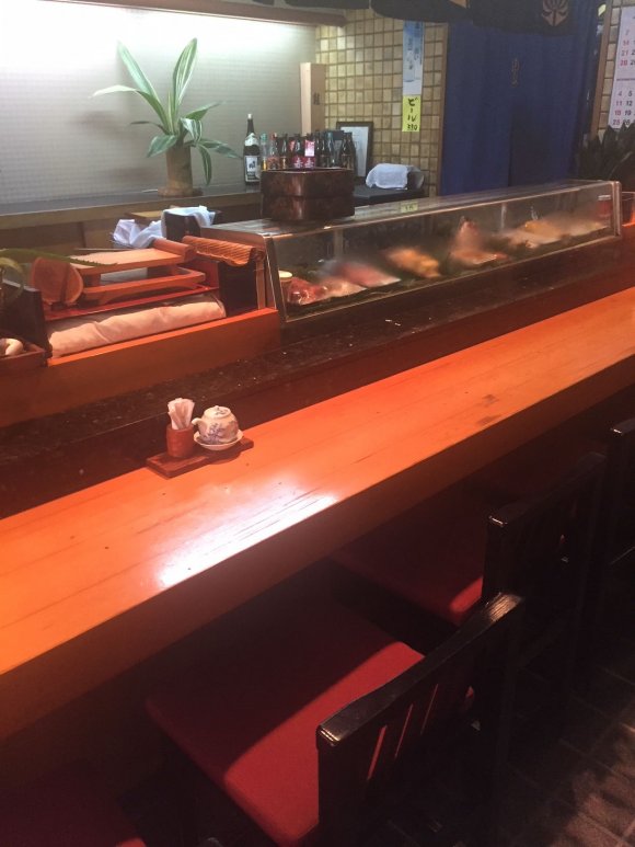 職人さんが握る本格寿司が税込850円で楽しめる大満足のお値打ちランチ