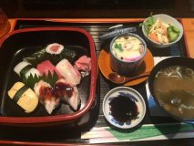 職人さんが握る本格寿司が税込850円で楽しめる大満足のお値打ちランチ