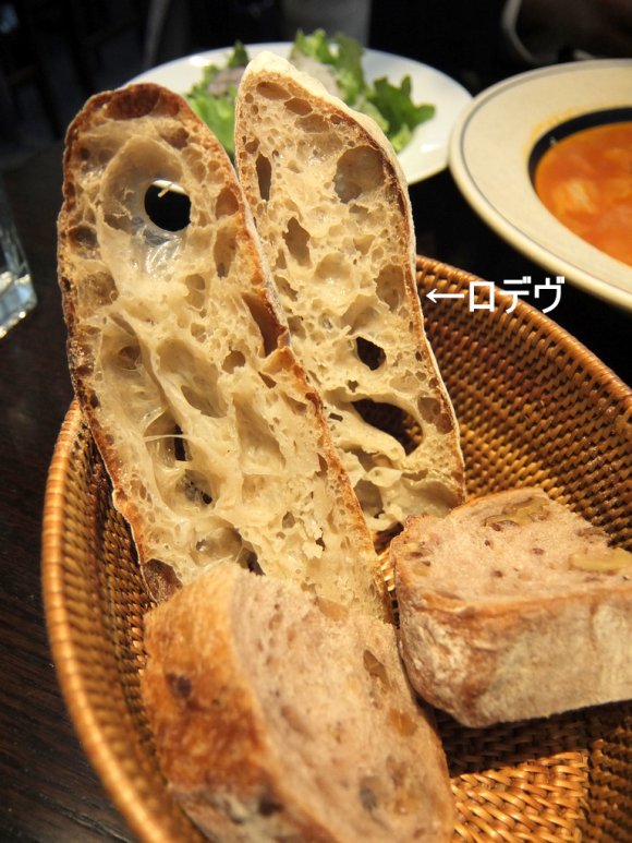 バスタ新宿の下に開店！パン好きに人気の軽井沢発ベーカリー「サワムラ」