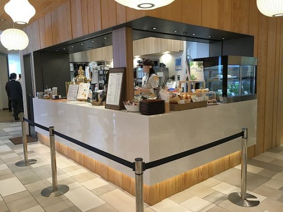 トレーを置けば瞬時に会計！洗練された大人のカフェテリアを新宿で発見！