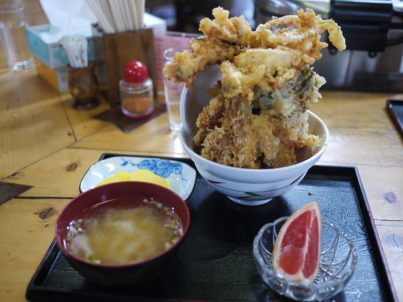 これぞＢ級グルメの極み！9種類の天ぷらを盛り付けた噂のタワー天丼
