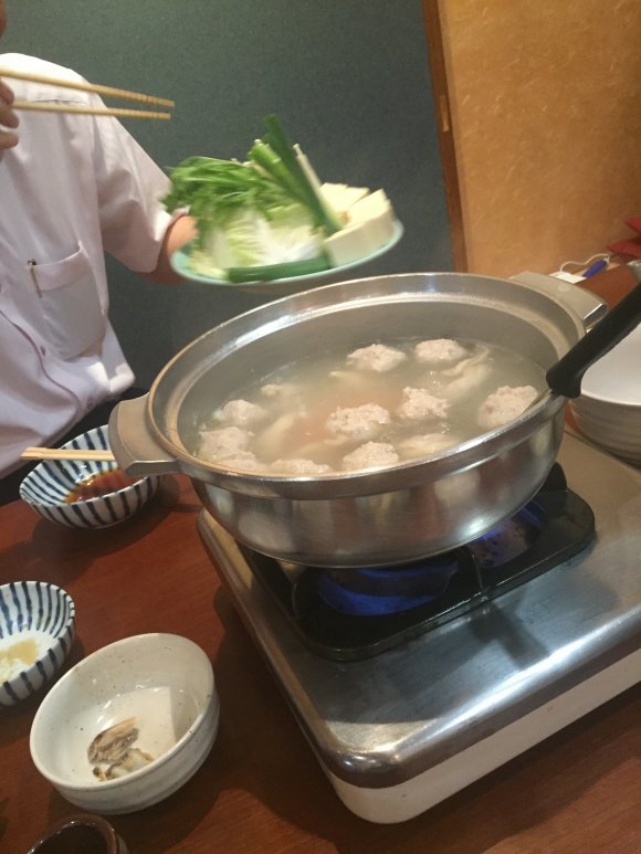 夏でも食べたくなる鍋がコレ！博多名物・水炊きを名店「岩戸屋」で食す！