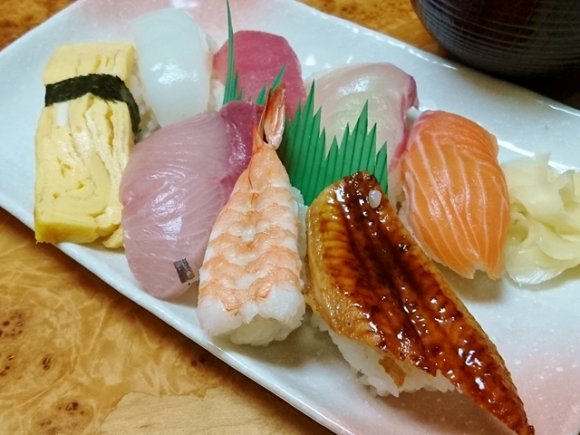30種以上の惣菜が食べ放題で1000円！メッチャお得な寿司屋ランチ！