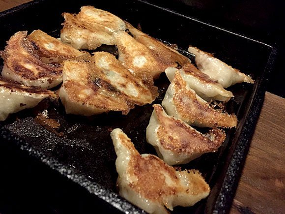 あて巻きに鉄鍋餃子、肉盛り！福岡に来たら食べるべき美味い逸品がある店