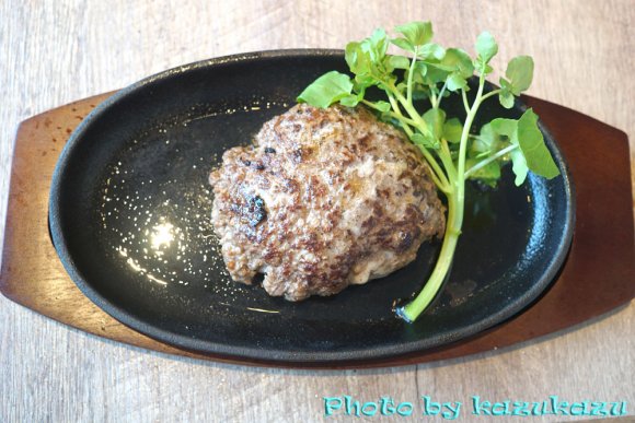 肉汁ジュワッとジューシー！沖縄県産黒毛和牛の旨味たっぷりハンバーグ
