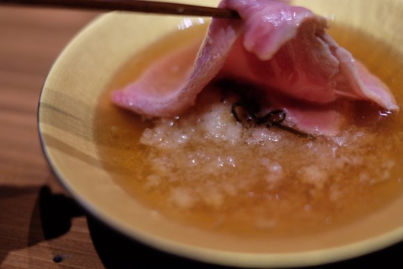 名物の日本一軽い「ふわ焼き」は必食！創作鉄板料理が気軽に味わえる店