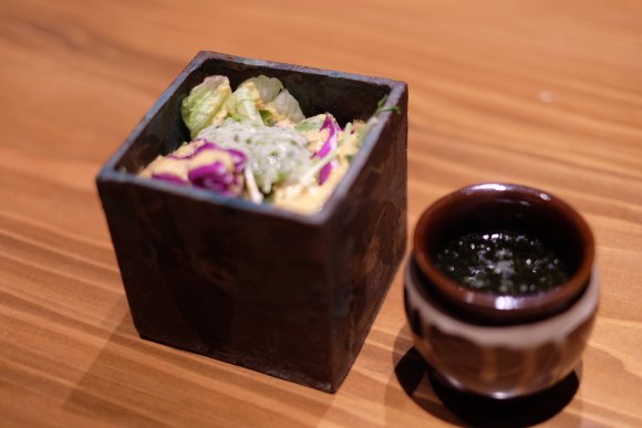 名物の日本一軽い「ふわ焼き」は必食！創作鉄板料理が気軽に味わえる店