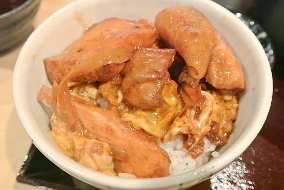 【乃木坂】白木のカウンターで味わう絶品親子丼と限定焼鳥丼