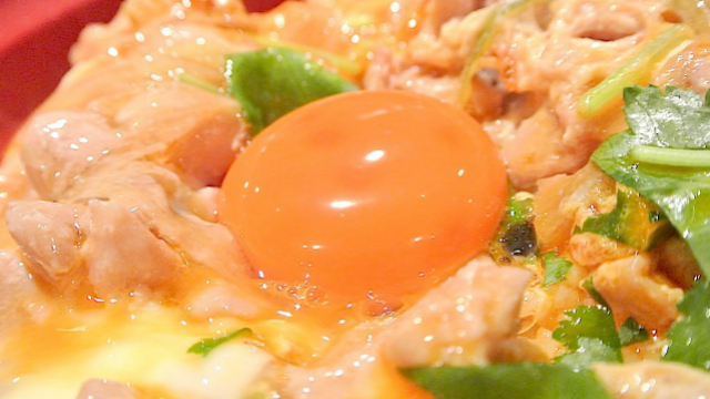 【乃木坂】白木のカウンターで味わう絶品親子丼と限定焼鳥丼