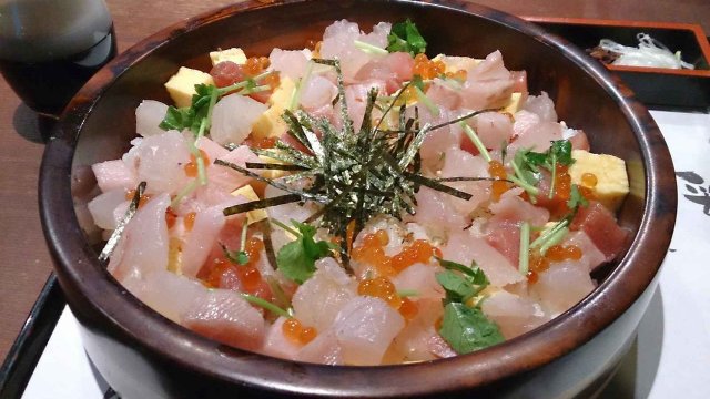 溢れんばかりの海の幸！「がいな丼」で島根の味を神田で食らう