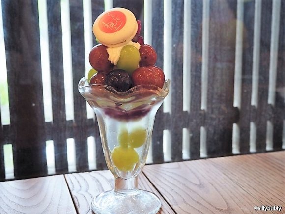 岡山県産フルーツの魅力がたっぷり！桃とぶどうの贅沢パフェが味わえる店