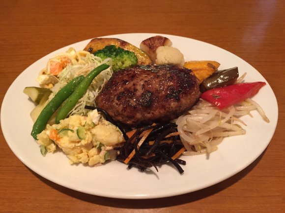 千円でこんなに！？肉汁溢れるハンバーグと超山盛り野菜ランチ