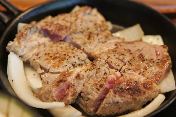 上質な豚肉にご飯が止まらない！メニューは豚のステーキ定食のみの専門店