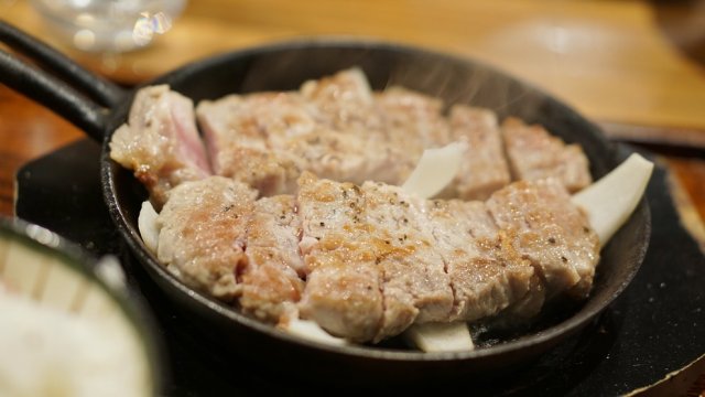 上質な豚肉にご飯が止まらない！メニューは豚のステーキ定食のみの専門店