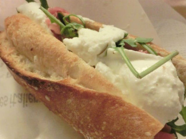 チーズ好き集合！パリの人気モッツァレラサンドイッチ専門店が日本初上陸