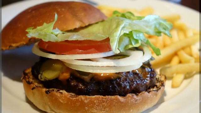 銘店パン屋のバンズを使用 肉感あるパティが旨いハンバーガー メシコレ