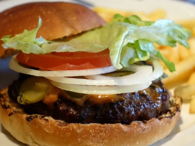 銘店パン屋のバンズを使用 肉感あるパティが旨いハンバーガー メシコレ