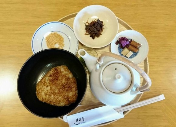 さすが京都！「お寺の境内にある畳敷きカフェ」でいただくお茶漬けランチ