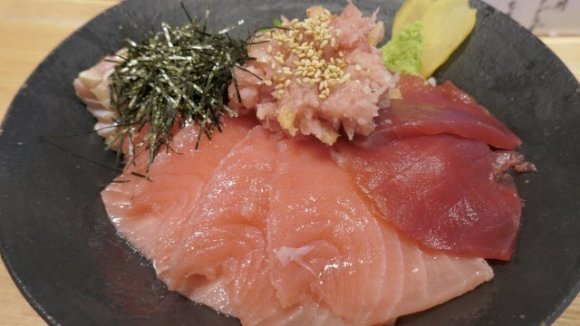 東京都内でおすすめの海鮮丼！ランチにデカ盛りなど美味しい海鮮丼のお店