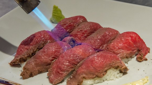新感覚焼肉＆特選肉の寿司が2,480円で食べ放題！最強コスパの肉バル