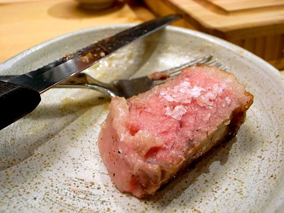 驚きの塊肉！豪快なTボーンステーキで肉尽くしを堪能