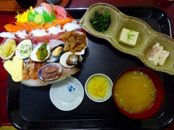 はみ出るボリュームの海鮮丼も！札幌でおいしい海鮮丼が食べられるお店