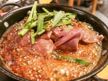 常に満席の人気酒場！新鮮朝挽きモツを使った名物料理「レバ煮ラ」が旨い