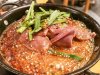 常に満席の人気酒場！新鮮朝挽きモツを使った名物料理「レバ煮ラ」が旨い