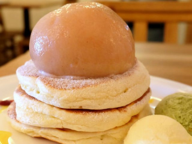 今だけ 桃丸ごと１個乗せのパンケーキは美味しい仕掛けが満載 メシコレ
