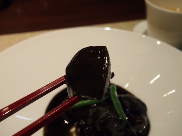 前菜からデザートまで真っ黒！超ブラックなビジュアルの中華コースを実食
