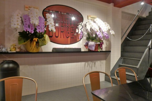 代官山で超人気のハンバーガー店「ヘンリーズバーガー」がアキバに進出！