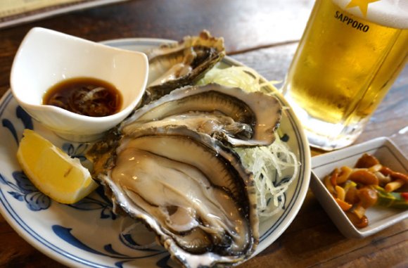 旬の味で幸せに呑める！生牡蠣とカキフライが美味しい都内の大衆酒場