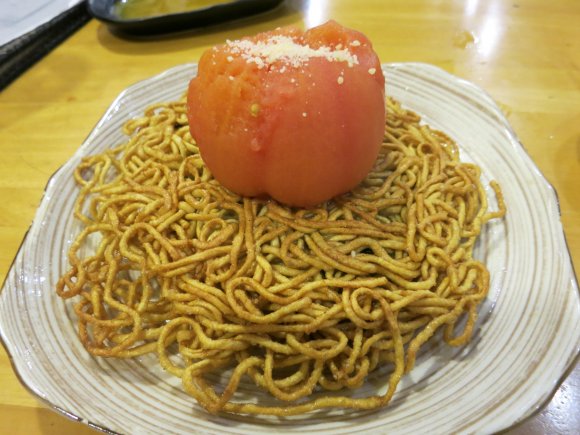 驚愕の盛り付けっぷり！中華料理店「帆」のトマト焼きそばが豪快すぎる