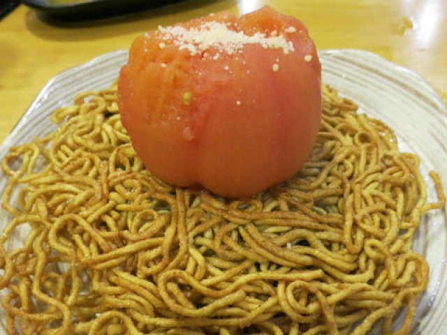 驚愕の盛り付けっぷり！中華料理店「帆」のトマト焼きそばが豪快すぎる