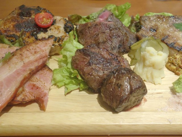 前菜から肉まみれ！塊肉や馬刺しも旨い、肉好きノンベエ必見の肉系居酒屋