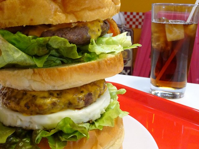 高さ20センチの2段重ね！アゴが外れそうなサイズの巨大ハンバーガー