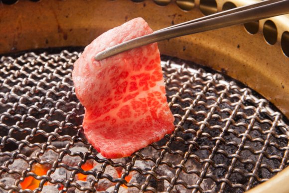 美しすぎるサシに興奮！絶品神戸牛の焼肉が6000円でまさかの食べ放題