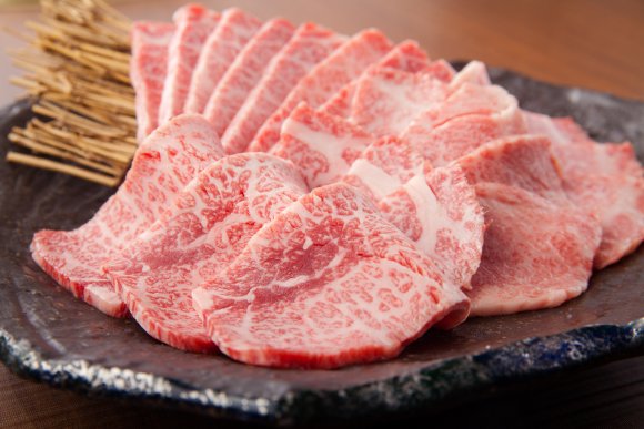 美しすぎるサシに興奮！絶品神戸牛の焼肉が6000円でまさかの食べ放題
