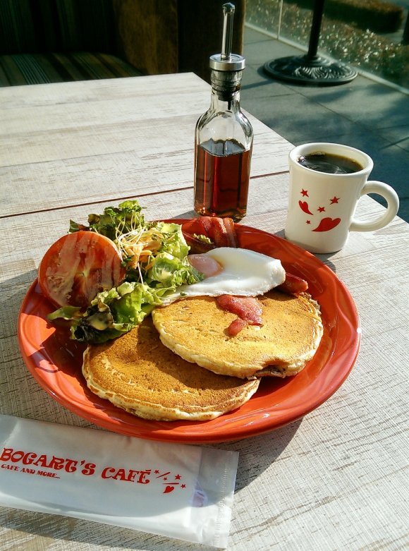 冬も快適な川辺のテラスで朝食！大阪・堂島のハワイアンカフェ