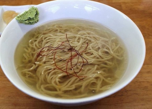 透明感抜群のスープに全粒粉麺！濃厚ガッツリ二郎系で驚きの限定メニュー