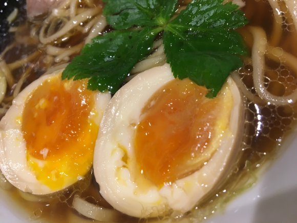 製麺工場の片隅で味わう！魚介系スープに山椒を合わせる革新的な中華そば