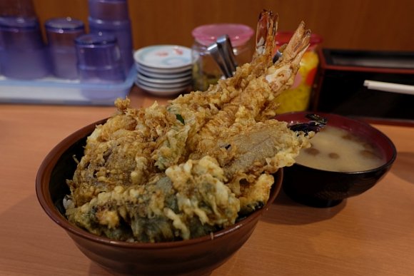 巨大な海老天がはみ出て鎮座！デカ盛り好きなら行くべき「天ぷら　豊野」