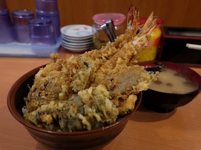 巨大な海老天がはみ出て鎮座！デカ盛り好きなら行くべき「天ぷら　豊野」