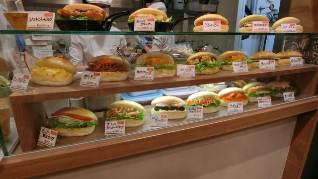 話題の東京ミッドタウン日比谷で超人気！ふわっふわのコッペパン